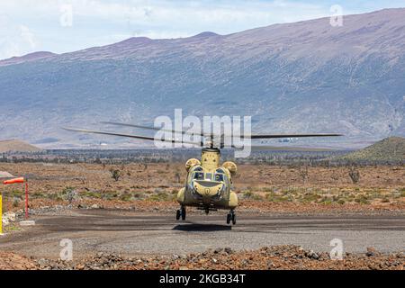 STATI UNITI Boeing dell'esercito CH-47 Chinook da 3rd squadrone, 4th reggimento di cavalleria, 3rd squadra di combattimento di Brigata, 25th divisione di fanteria, vola sui campi di addestramento di Pohakuloa, Hawaii, 5 novembre 2022. I leader di tutta la forza congiunta hanno osservato che l'imbragatura CH-47 Chinook carica il M777 Howitzer durante il Joint Pacific multinazionale Readiness Center per migliorare la comprensione condivisa delle capacità combinate Foto dell'esercito di PFC. Mariah Aguilar, 25th° divisione fanteria) Foto Stock