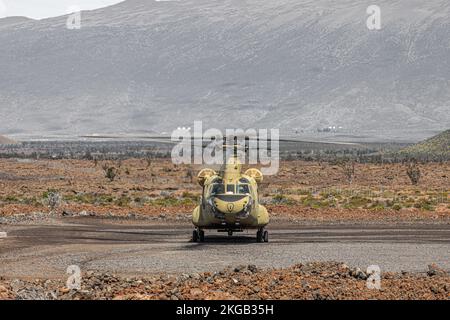 STATI UNITI Boeing dell'esercito CH-47 Chinook da 3rd squadrone, 4th reggimento di cavalleria, 3rd squadra di combattimento di Brigata, 25th divisione di fanteria, vola sui campi di addestramento di Pohakuloa, Hawaii, 5 novembre 2022. I leader di tutta la forza congiunta hanno osservato che l'imbragatura CH-47 Chinook carica il M777 Howitzer durante il Joint Pacific multinazionale Readiness Center per migliorare la comprensione condivisa delle capacità combinate Foto dell'esercito di PFC. Mariah Aguilar, 25th° divisione fanteria) Foto Stock