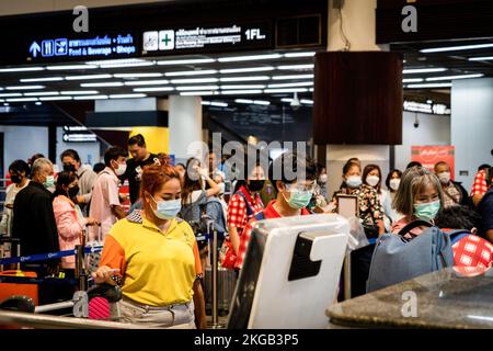 Bangkok, Thailandia. 23rd Nov 2022. I passeggeri effettuano il check-in nella sala partenze internazionali dell'Aeroporto Internazionale Don Mueang (DMK) di Bangkok. Il viaggio internazionale riprende in Thailandia, mentre gli arrivi di turisti stranieri aumentano rapidamente verso livelli pre-pandemici, contribuendo in modo significativo alla ripresa dell'economia dipendente dal turismo. (Foto di Matt Hunt/SOPA Images/Sipa USA) Credit: Sipa USA/Alamy Live News Foto Stock