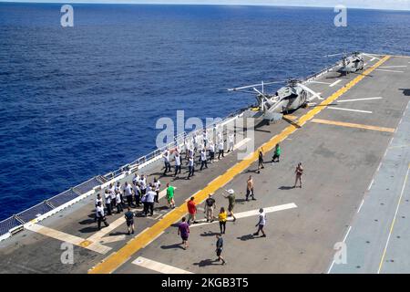 221119-N-XN177-1645 OCEANO PACIFICO (19 novembre 2022) – i marinai partecipano alla cerimonia di attraversamento della linea a bordo del vettore d'assalto anfibio USS Tripoli (LHA 7) 19 novembre 2022. Tripoli sta conducendo operazioni di routine nella U.S. 3rd Fleet. (STATI UNITI Foto Navy di Mass Communication Specialist 1st Classe Peter Burghart) Foto Stock