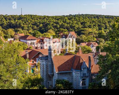 Ville Belle Époque nel quartiere Ville dHiver, quartiere invernale, quartiere Villa, Arcachon, Aquitania, New Aquitaine, Francia, Europa Foto Stock