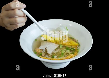 Dado tagliato di Pesce palla Noodle Yentafo su nero isolato. Foto Stock