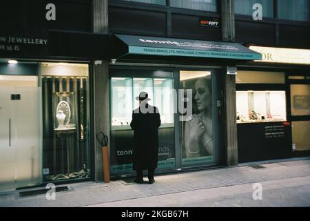 Anversa, Belgio. 10th Nov 2022. Un uomo guarda nella finestra di un negozio nel quartiere dei diamanti di Anversa. (A dpa: 'Diamanti di conflitto: Il commercio con i diamanti russi') accreditamento: Luise Evers/dpa/Alamy Live News Foto Stock