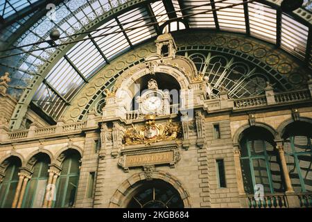 Anversa, Belgio. 10th Nov 2022. Lo stemma dorato della città di Anversa adorna la facciata della stazione ferroviaria vicino al quartiere dei diamanti. (A dpa: 'Diamanti di conflitto: Il commercio con i diamanti russi') accreditamento: Luise Evers/dpa/Alamy Live News Foto Stock