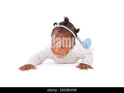 Aspetta che venga. Studio shot di una bambina che striscia su uno sfondo bianco. Foto Stock