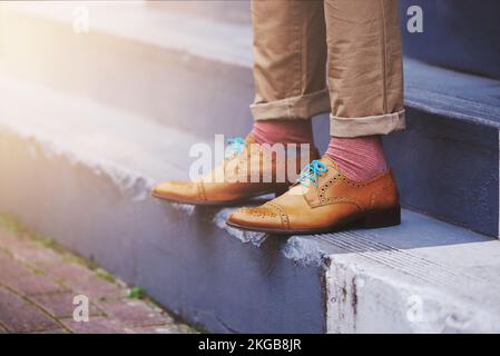 Portare il suo stile ad un altro livello. un uomo irriconoscibile in piedi su un gradino all'esterno. Foto Stock