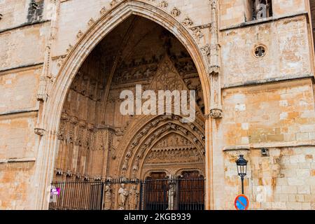 Un arco di stile gotico alla porta d'ingresso della Cattedrale di Palme Cristiane a Mallorca, Spagna Foto Stock