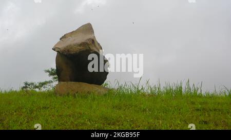 pietre disposte accatastate in una bella erba verde Foto Stock