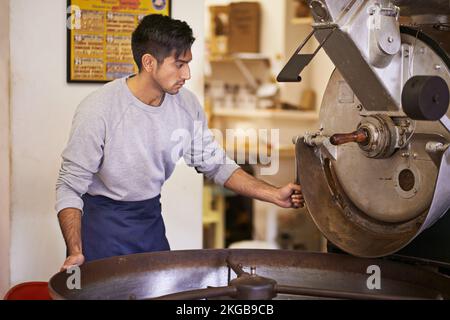 Gli inizi della tua birra. una macchina per macinare e tostare i chicchi di caffè. Foto Stock