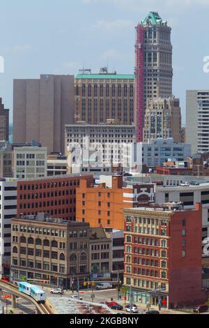 Downtown Detroit nel Michigan, Stati Uniti, incluso l'edificio alto della Book Tower, che è attualmente in fase di ristrutturazione dopo molti anni di abbandono Foto Stock