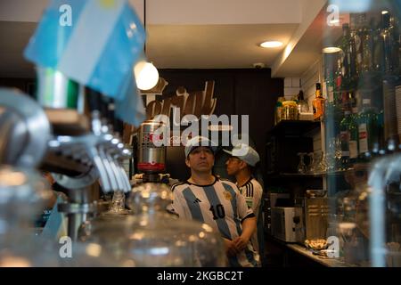 Buenos Aires, Argentina. 22nd Nov 2022. Calcio, Coppa del mondo 2022 in Qatar, Argentina - Arabia Saudita, turno preliminare, Gruppo C: I camerieri seguono il gioco dietro il bar. Credit: Florencia Martin/dpa/Alamy Live News Foto Stock