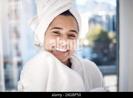 Donna, spa e felice ritratto sorriso per l'igiene, lavaggio o bellezza pelle o bagno cosmetico benessere trattamento. Doccia, faccia sorridente con i denti dentro Foto Stock