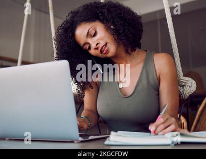 Laptop, telefonate e donne nere scrivono in notebook, multitasking e lavoro in bar. Freelance, tecnico e telelavoratore femminile con computer Foto Stock