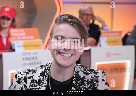 17 novembre 2022, Renania settentrionale-Vestfalia, Hürth: Attore Vincent Gross come ospite al telethon RTL 27th aiutiamo i bambini Foto: Horst Galuschka/dpa Foto Stock