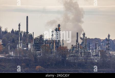 Impianto elettrico a turbina a gas in potenza crepuscolare per concetto di energia di fabbrica. Raffineria di petrolio e colonne di piante e torri. Il fumo proveniente dalle tubazioni di Foto Stock