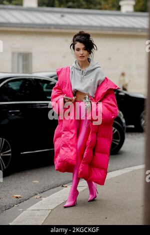 Street Style, Angela Rozas Saiz arriva allo spettacolo Primavera Estate 2023 di Sacai, che si tiene alla Gare des Invalides di Parigi, in Francia, il 3 ottobre 2022. Foto di Marie-Paola Bertrand-Hillion/ABACAPRESS.COM Foto Stock