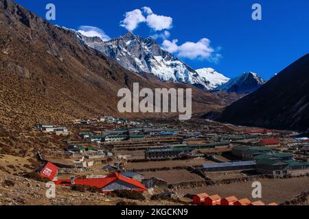 Hotel e Tea House nella valle di Dingboche a soli tre giorni di distanza a piedi dal campo base Everest Foto Stock