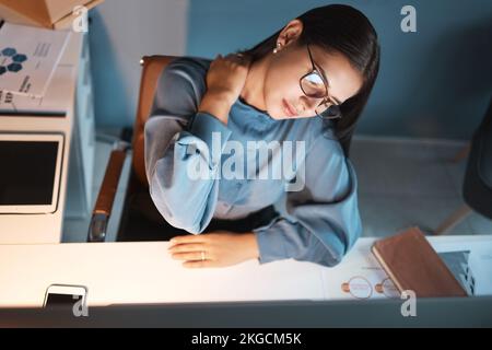 Donna, dolore al collo e notte in ufficio, lavoro straordinario e massaggi dolori muscolari, articolari o del corpo alla scrivania. Donna d'affari, burnout e stanco con il lavoro Foto Stock