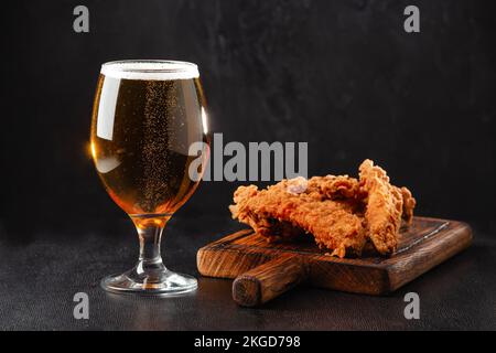 bottiglia di birra e spuntini diversi su un tavolo rustico in legno. Vista dall'alto. Foto di alta qualità Foto Stock