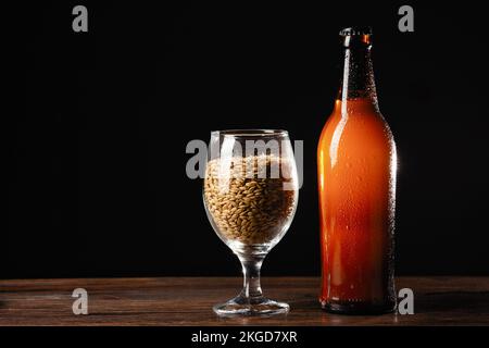 Bevande alcoliche, birra con schiuma isolata su sfondo nero. Foto di alta qualità Foto Stock