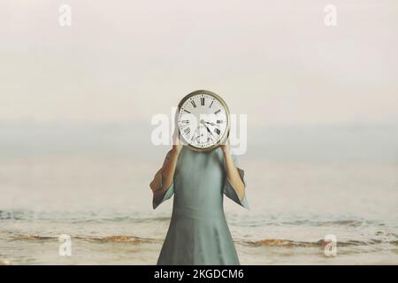 donna surreale con orologio al posto del tempo di controllo del viso superato Foto Stock