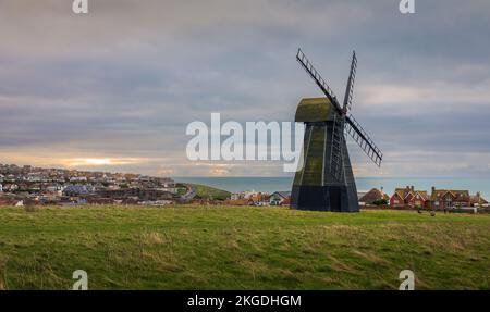 Il mulino a vento di Rottingdean sorge sull'altana di Beacon Hill Brighton, nel sud-est dell'Inghilterra Foto Stock