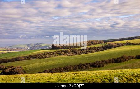 Nuvole che si rompono sul paesaggio autunnale del sud giù lungo Falmer Road Brighton East Sussex sud est Inghilterra. Foto Stock