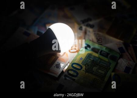 Bolletta elettrica accanto a calcolatrice, lampadina e denaro. Concetto di prezzo dell'elettricità Foto Stock