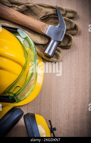 Occhiali con martello a artiglio Guanti di sicurezza in pelle Guanti di protezione per casco da costruzione cuffie. Foto Stock