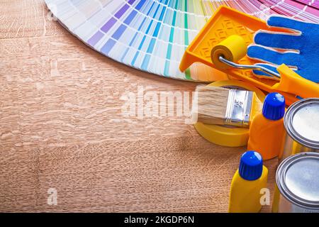 Collezione di strumenti di verniciatura e guida alla tavolozza colori pantone sul concetto di costruzione di pannelli in legno Foto Stock