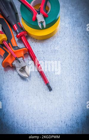 Composizione del nastro isolante per cacciaviti isolanti per pinze da taglio. Foto Stock