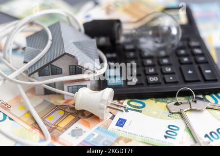 Bolletta elettrica accanto a calcolatrice, lampadina e denaro. Concetto di prezzo dell'elettricità Foto Stock