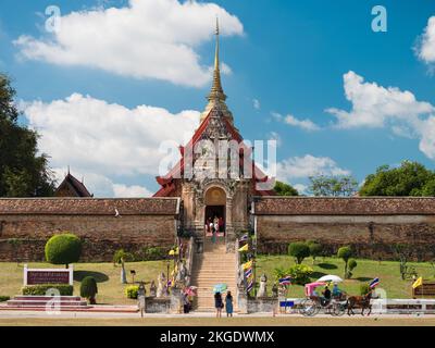 Lampang città, Thailandia. 22 novembre 2022 - Wat Phra That Tempio Lampang Luang. Un'antica e magnifica architettura Lanna. Il punto più popolare della Thailandia. Foto Stock