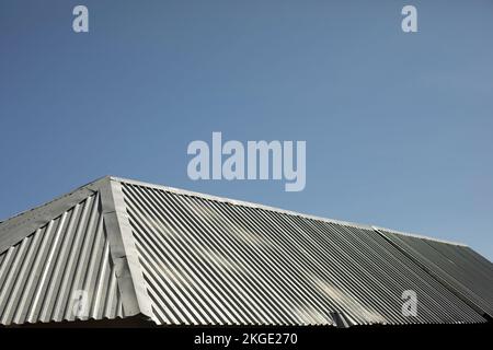 Il tetto è in metallo. Tetto in acciaio. Dettagli dell'edificio. Casa in campagna. Foto Stock