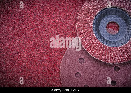 Mole a lamelle dischi abrasivi su carta abrasiva. Foto Stock