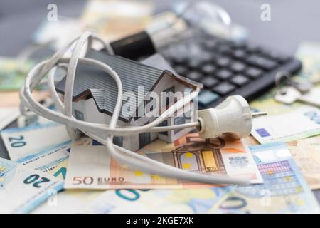 Bolletta elettrica accanto a calcolatrice, lampadina e denaro. Concetto di prezzo dell'elettricità Foto Stock