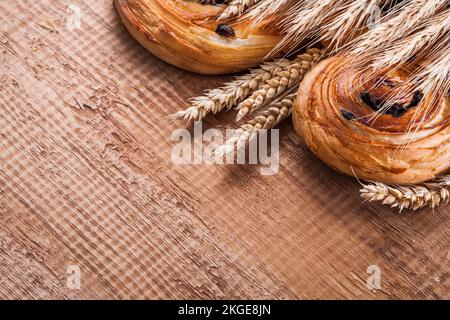 Mucchio di spighe di grano dolce pasta di uva passa su oaken legno tavola cibo e bevande concetto Foto Stock