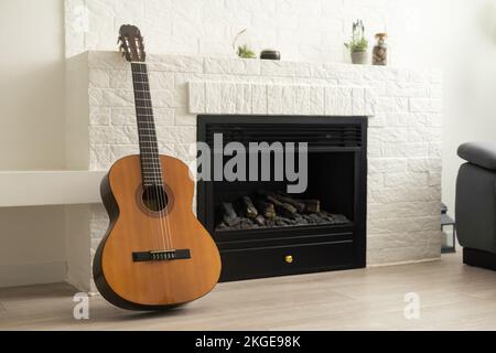 la chitarra acustica è a casa Foto Stock