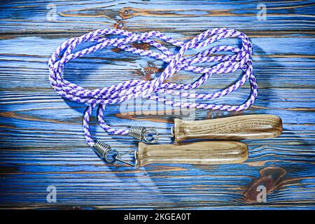 Corda da salto su tavola di legno d'epoca. Foto Stock