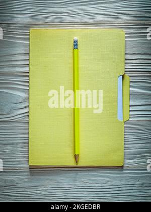 Cartella Manila fogli di carta matita su tavola di legno. Foto Stock