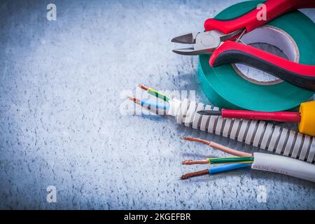 Tronchesino isolato cacciavite tubo corrugato filo di protezione nastro isolante. Foto Stock