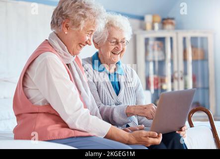 Donne anziane, amici e notebook a casa per i social media, guardare film o videochiamare. Tecnologia, computer e donne anziane felici pensionati streaming Foto Stock