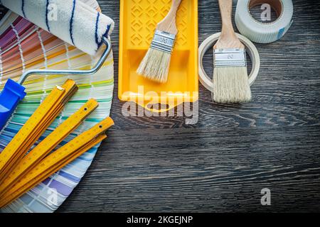 Vassoio rullo spazzole colore pantone nastro adesivo misuratore legno. Foto Stock