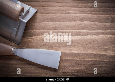 raschietto per vernice e surfacer con maniglie in legno su legno. Foto Stock