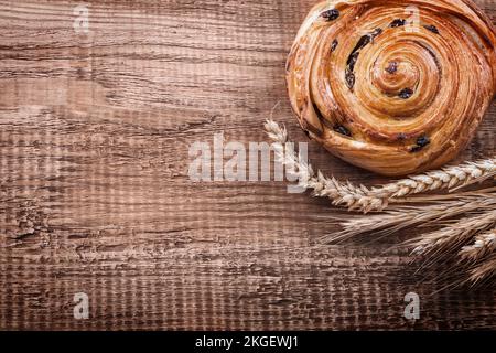 Mazzetto di uva passa di spighe di grano su tavola di legno di quercia cibo e bevande concetto. Foto Stock