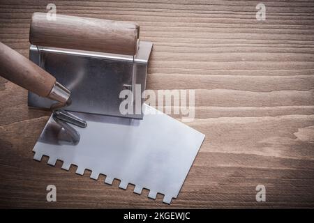 coltello per stucco e formatrice angolare con manici in legno. Foto Stock