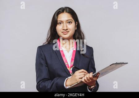 Una bella donna indiana rappresentante commerciale professionale trasuda fiducia e autostima mentre si prepara per un colloquio di lavoro. Foto Stock