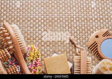 set di articoli da bagno massaggiatore bathbrush sapone spugna specchio per capelli su tappetino plastico con spazio per il copyspace Foto Stock