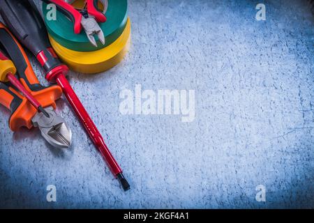 Set di pinze da taglio per cacciaviti isolanti nastro isolante. Foto Stock