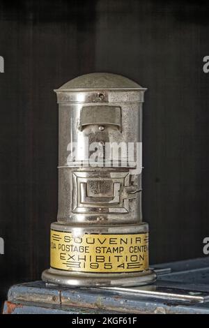 03 17 2007 17 Vintage Metal Piggy Bank in forma di Post Box in occasione della 1954 Indian Postage Stamp Exhibition Delhi India Foto Stock